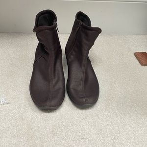 Boots Women’s ankle boots. Side zipper brown great condition